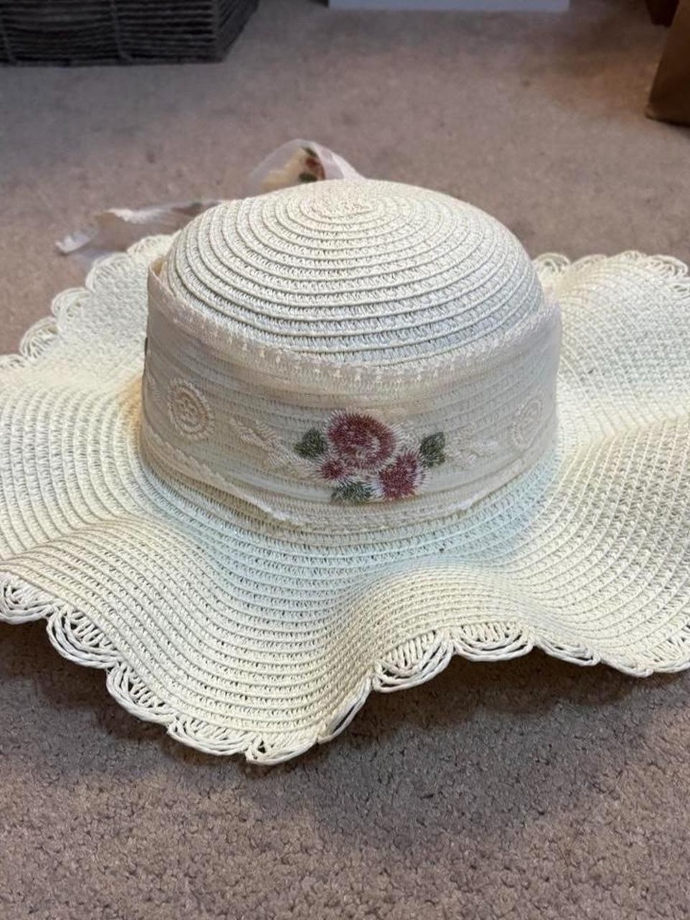 Cream Scalloped Wide-Brim Straw Sun Hat with Pink Floral Embroidery